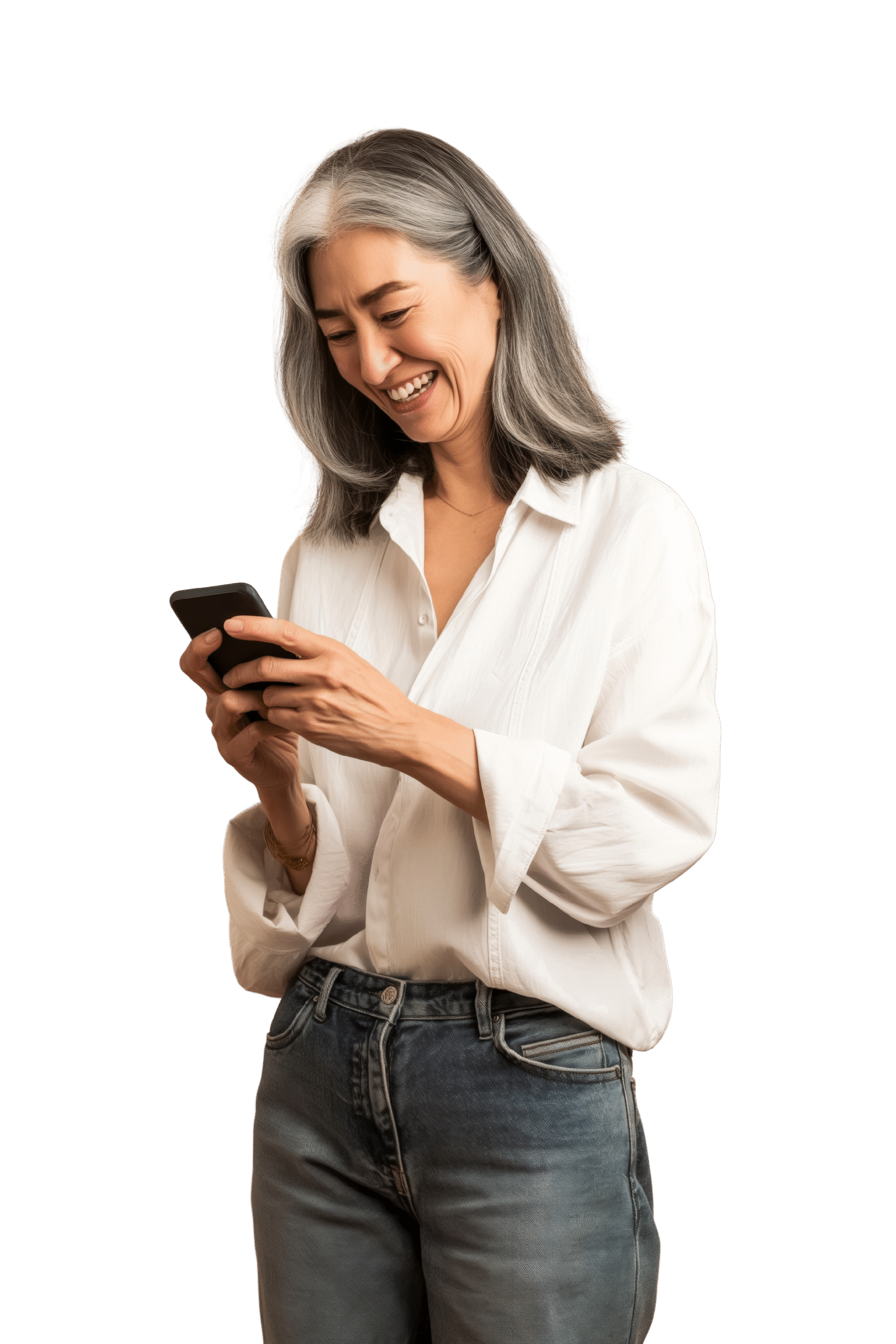 Mulher sorrindo com celular Mulher de cabelos grisalhos sorrindo ao usar o celular, representando conexão e qualidade de vida com a Nova Aparelhos Auditivos.