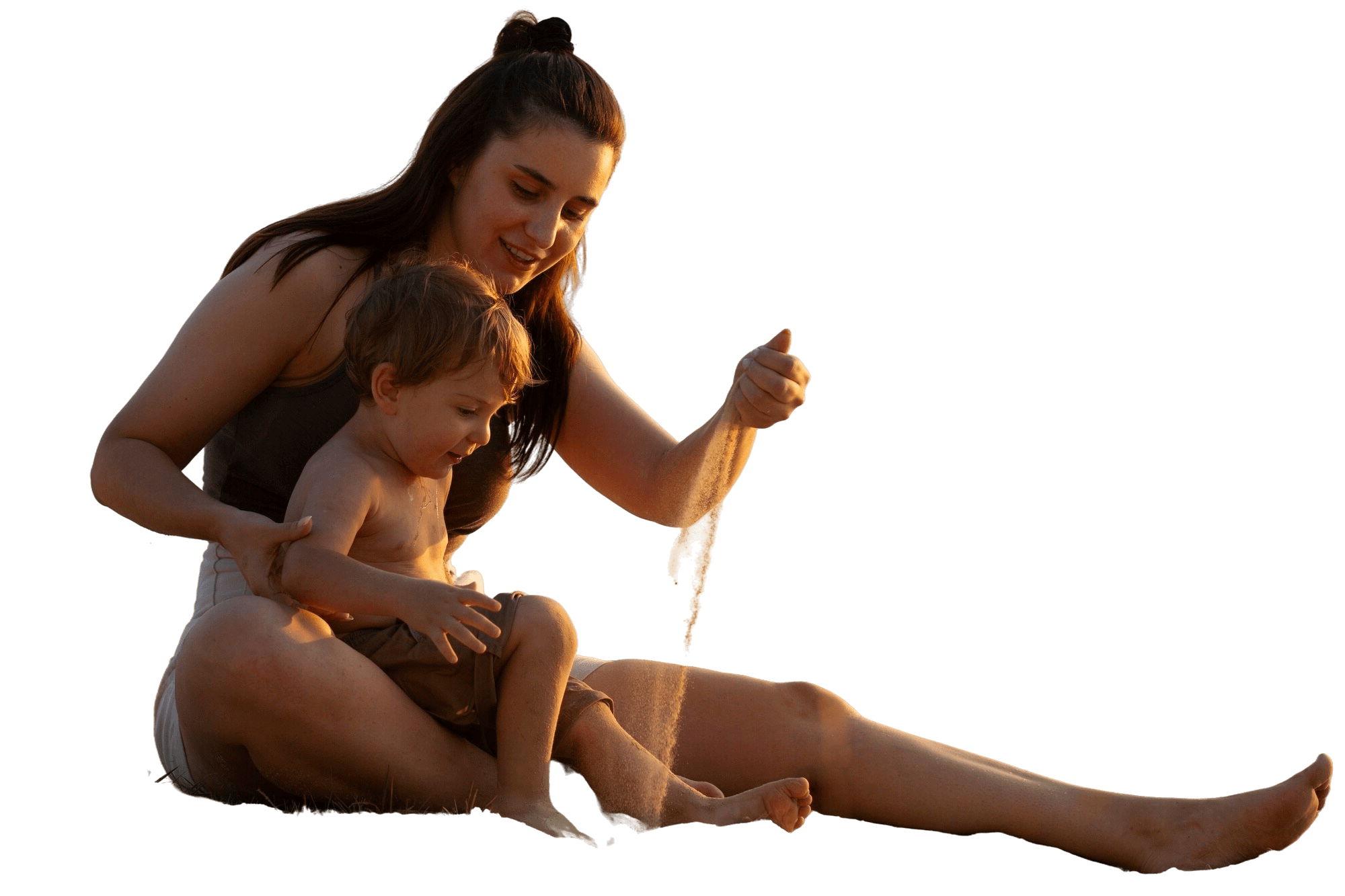 Mãe com filho na praia Mãe brincando com o filho na areia da praia, aproveitando momentos especiais com ajuda da Nova Aparelhos Auditivos.