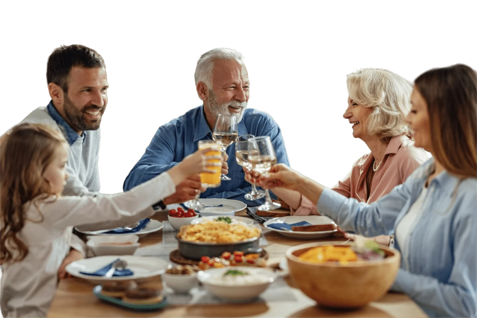 Família reunida durante uma refeição e conversando à mesa